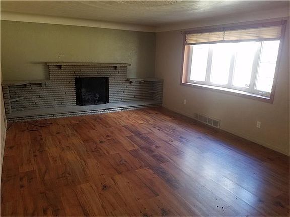 2nd image of 10 Strawberry Ln