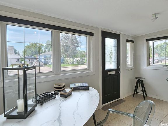 3rd image of 924 Hall STREET W