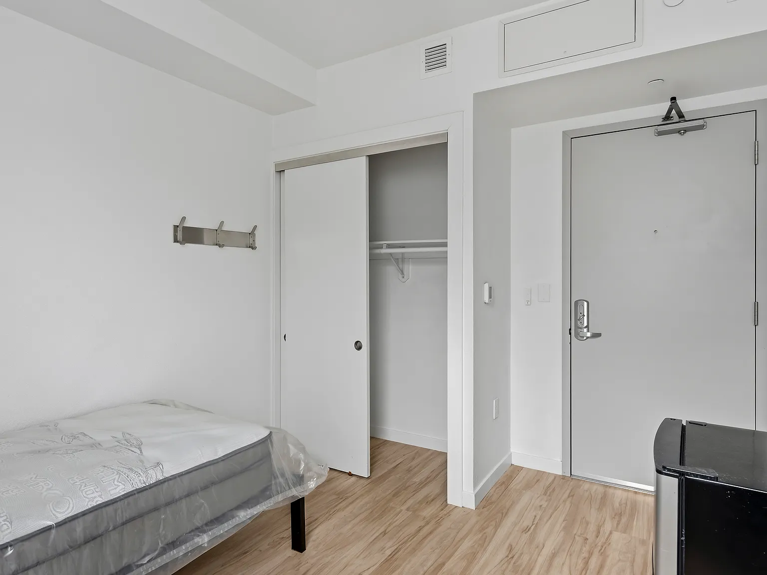 Studio, 160 sqft, $716 — Photo 2