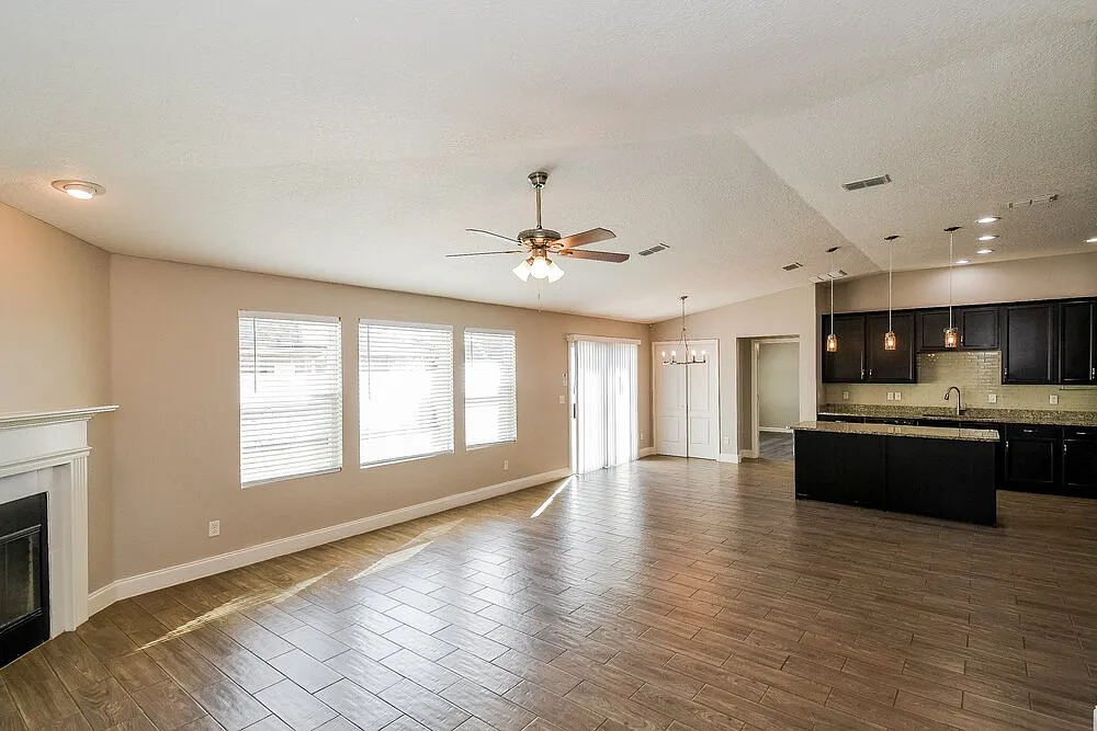 3 bed, 2.0 bath, 2026 sqft, $2,220 — Photo 4