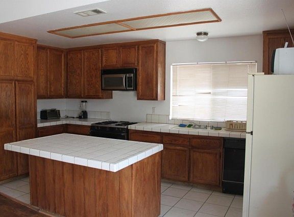 4th image of 1000 Langhorn St