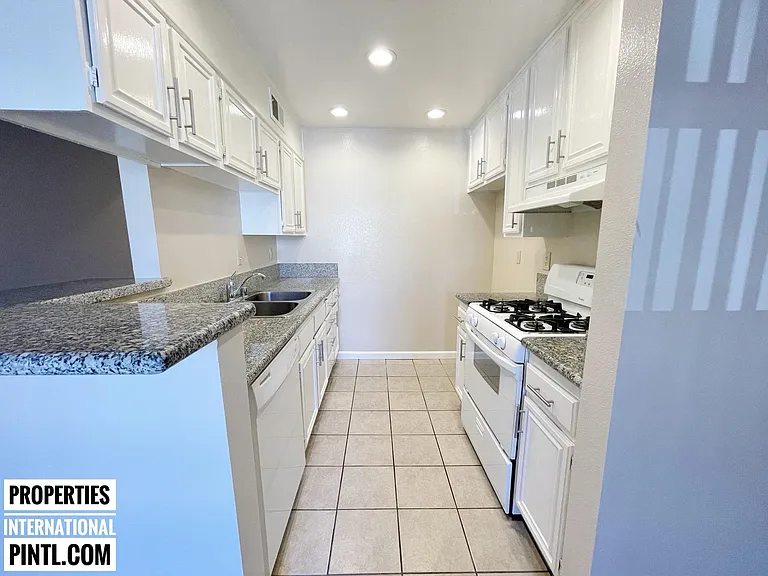 428 Hawthorne St — Photo 11