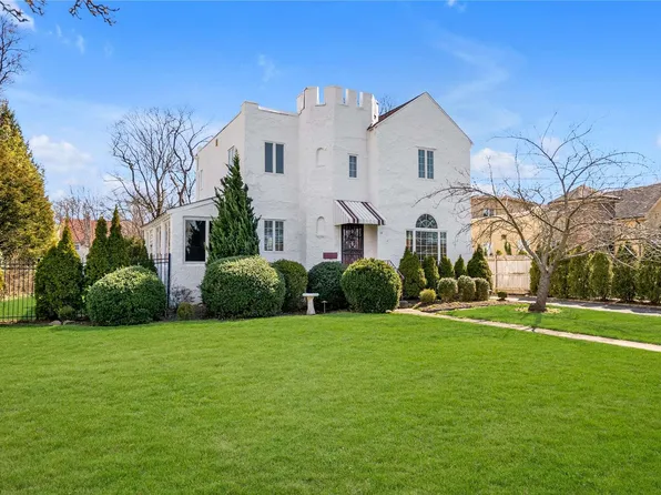 10 Fox Boulevard, Massapequa, NY 11758