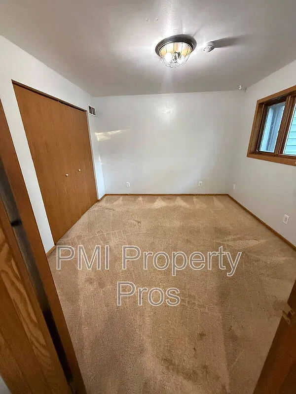 3 bed, 1.5 bath, 1606 sqft, $2,275 — Photo 4