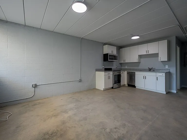 Calhoun Lofts & Thunderbird Flats — Photo 8