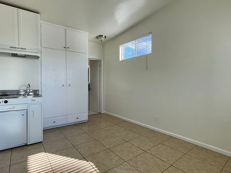 250 Cliff Dr — Photo 3
