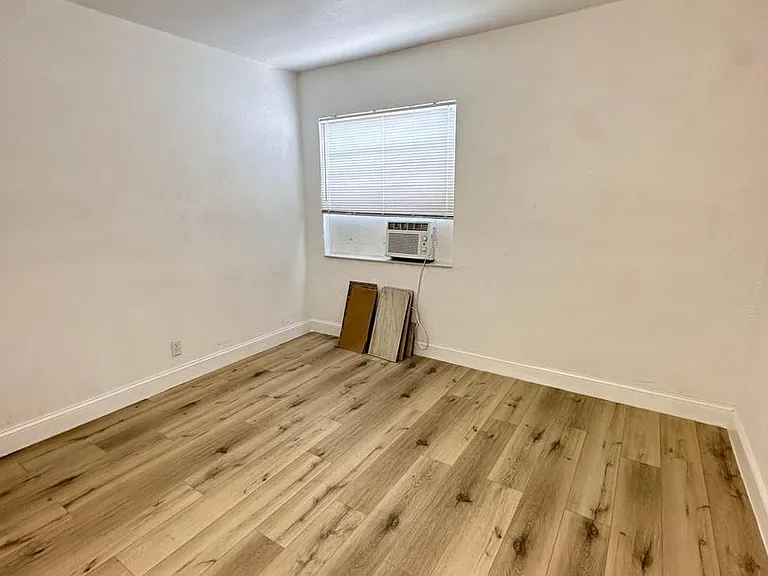 539 NW 1st Ave #1-8 — Photo 3