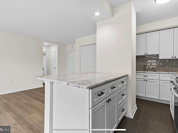 3rd image of 2101 Chestnut St #416