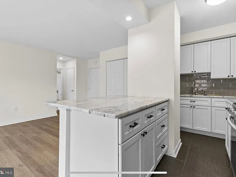2101 Chestnut St #416 — Photo 3