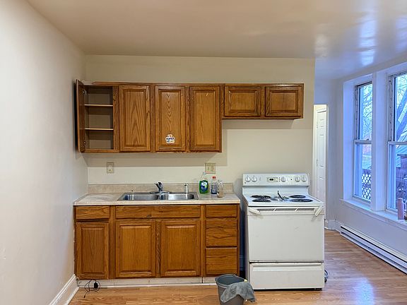 3rd image of 136 E Franklin St