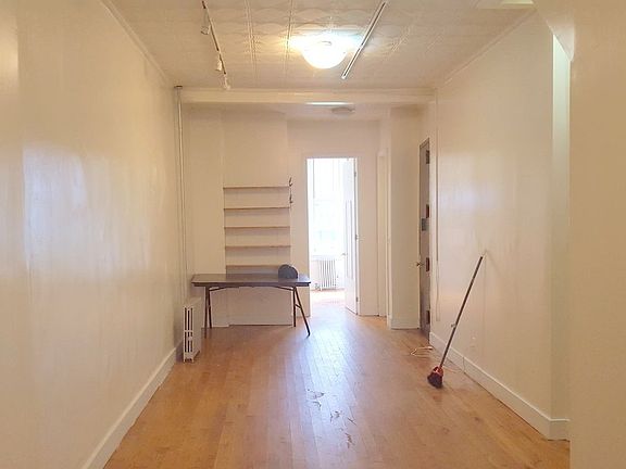 5th image of 776 Hart St APT 1R