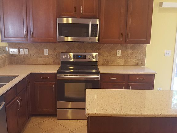 FULL KITCHEN ON MAIN LEVEL