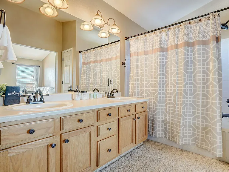 Bathtub/shower in the master bathroom