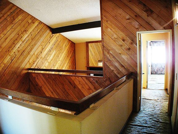 4th image of 702 N Woodlawn Dr