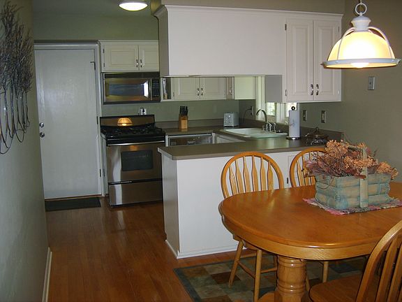 A foodie? No problem! Spacious eat-in-kitchen with an informal dining area rig