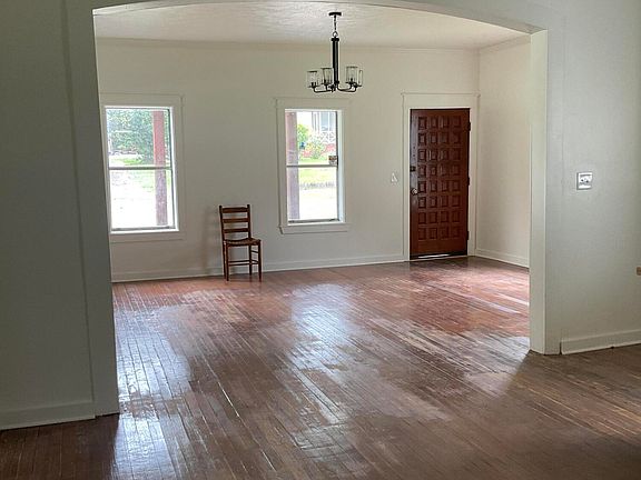 2nd image of 104 E Pine St
