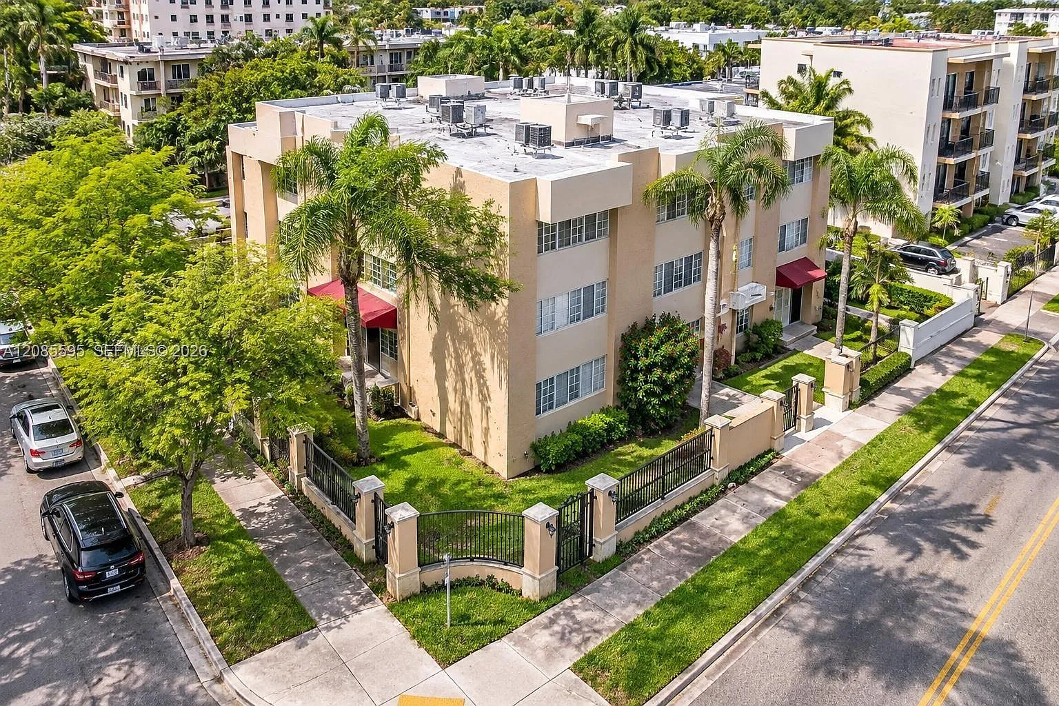 Madeira Village Condo — Photo 1