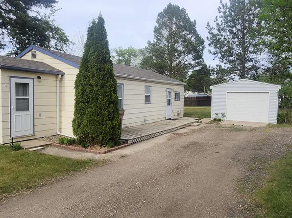 915 37th St SE, Minot, ND 58701