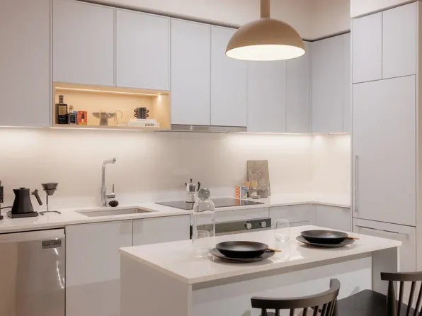 3633 Willingdon Ave #104, Burnaby, BC V5C 5E8