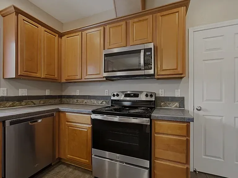620 SW Trout Ct — Photo 8