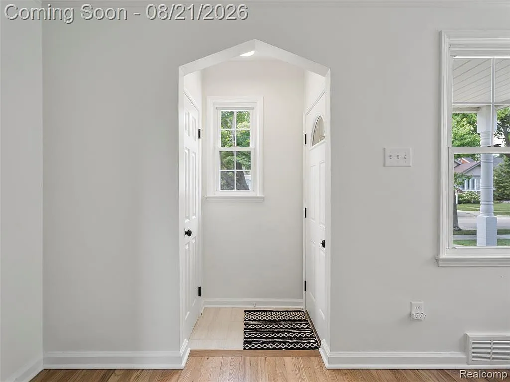 3 bed, 2.0 bath, 1812 sqft, $4,250 — Photo 3
