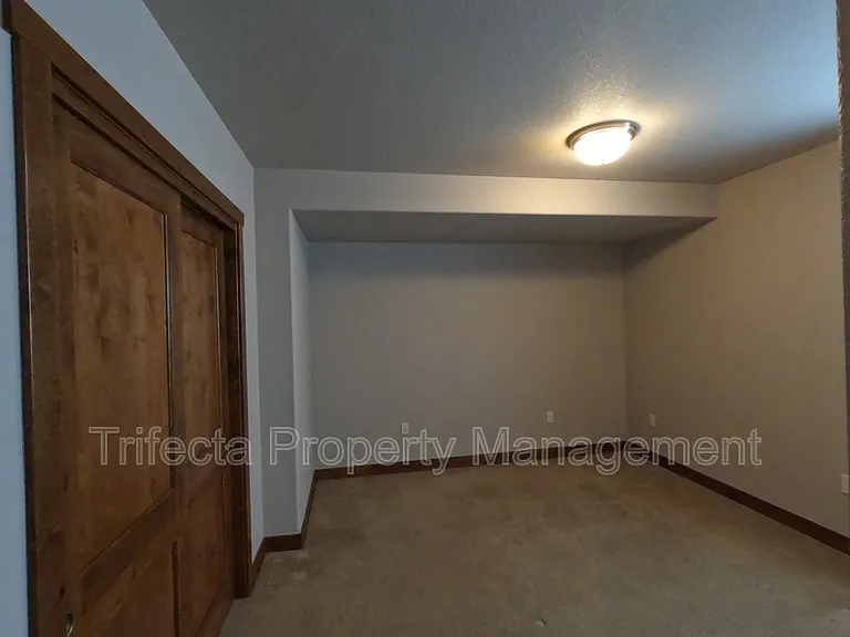 1032 Hessen Dr — Photo 20