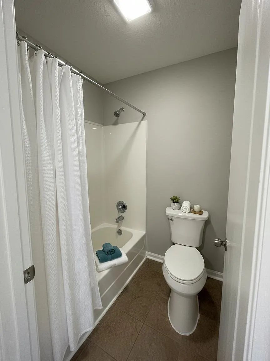 4 bed, 2.0 bath, 1600 sqft, $957 — Photo 2