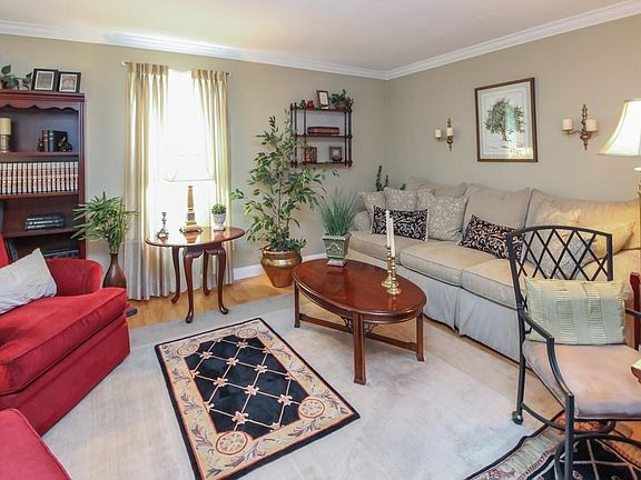 4th image of 86 Longwood Cir
