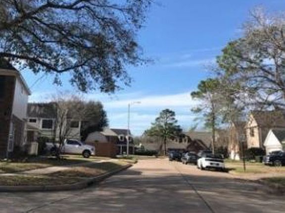 Exterior Neighborhood (street photo)
