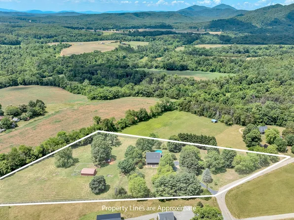 335 Daytona Dr, Hardy, VA 24101