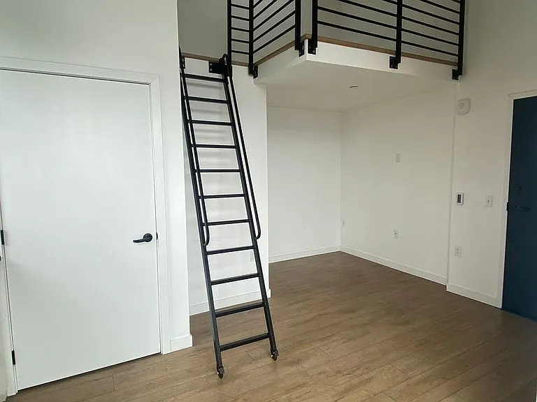 Welcome to Lakeview! - Live in Luxury & Style in the heart of Eastlake — Photo 41