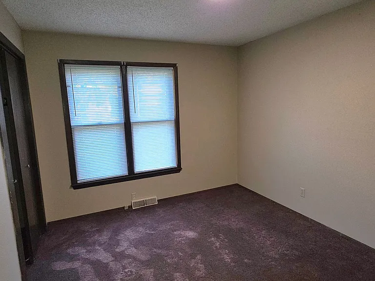 2542 S Regina Ave — Photo 8