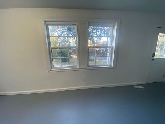 3rd image of 1511 Leaside Dr