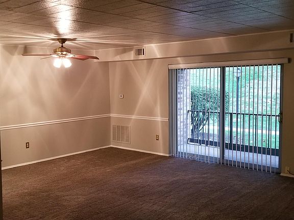 Living room/dining room - New paint/carpet