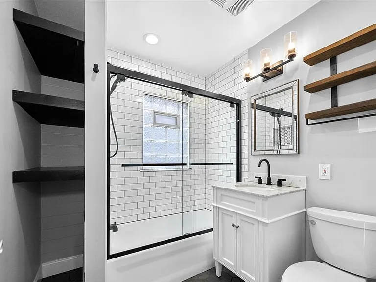 2420 Harwood Ave — Photo 4