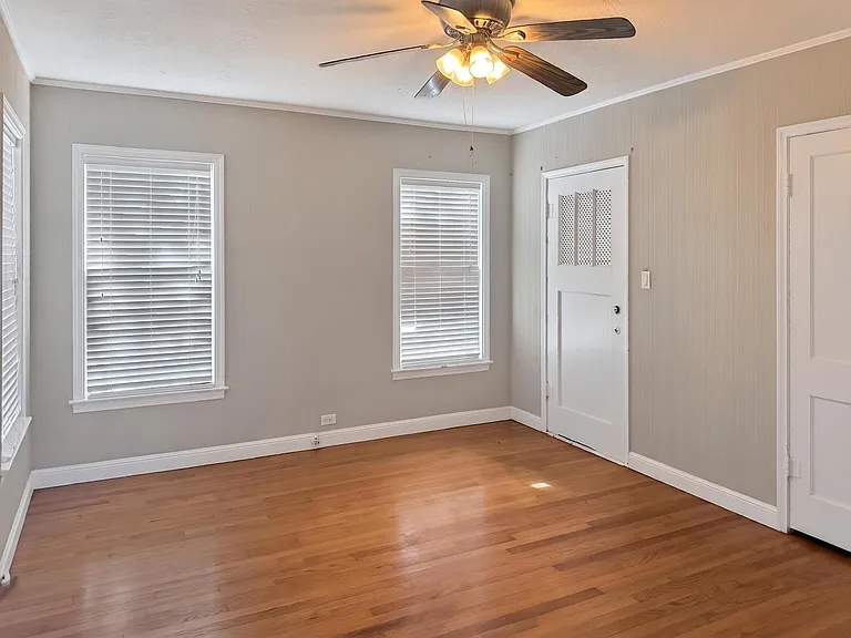 2313 Avenue L — Photo 16