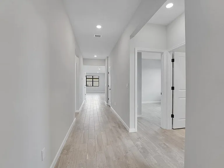 845 SE Courances Dr — Photo 4