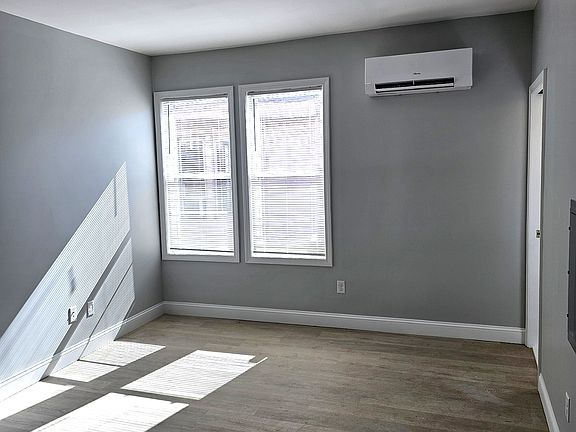 5th image of 33 Rowe Ave