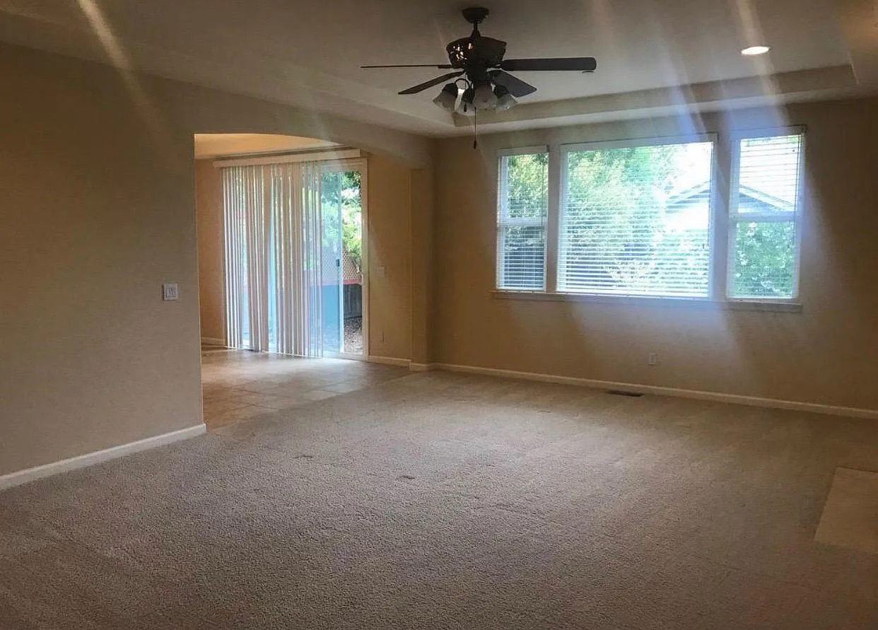7976 Creekside Dr — Photo 3