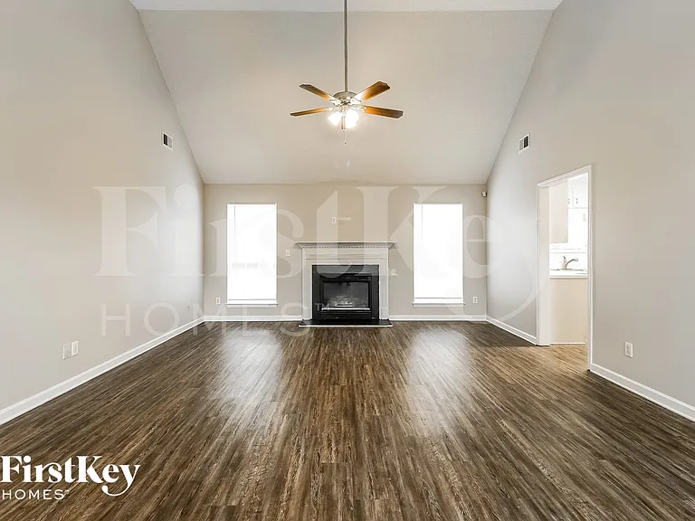 120 Kent Dr — Photo 5