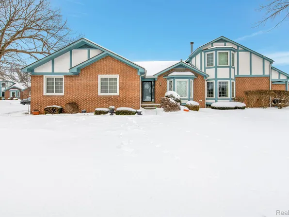 15326 Roxbury Cir, Macomb, MI 48044