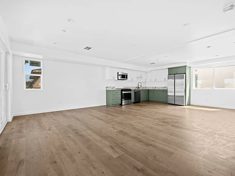 6830 Hazeltine Ave — Photo 33