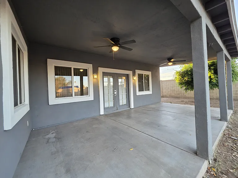 COVERED PATIO-Entrance