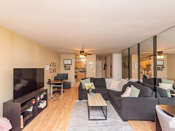 4th image of 2022 N Lincoln Ave #2D