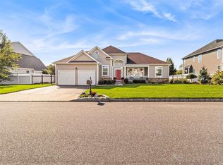 8 Mulberry Ln, Ridge, NY 11961