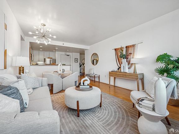 5th image of 250 King St Unit 856