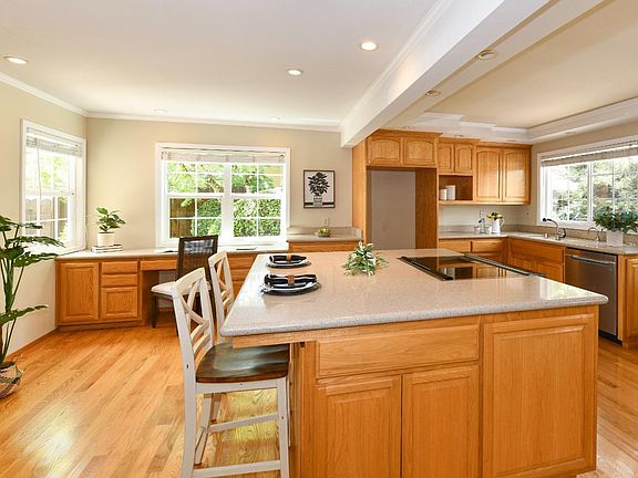 4th image of 2555 Edgewater Drive
