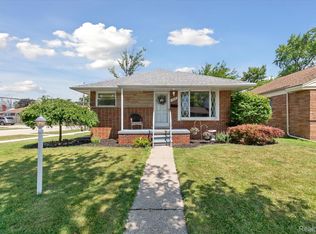 386 Shore Dr, Lincoln Park, MI 48146
