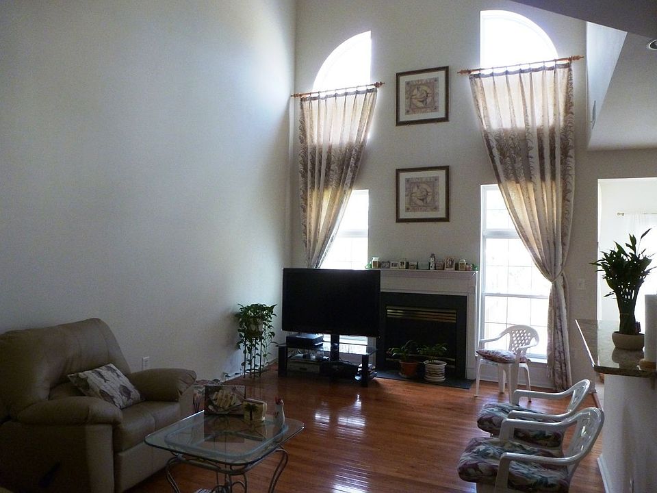2nd image of 10 Augusta Pl