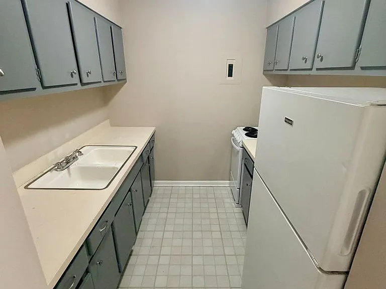1568 Alexandria Dr #8B-Z3 — Photo 1